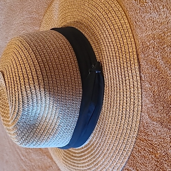Stylish Straw Sun Hat with Black Band - Picture 3 of 7